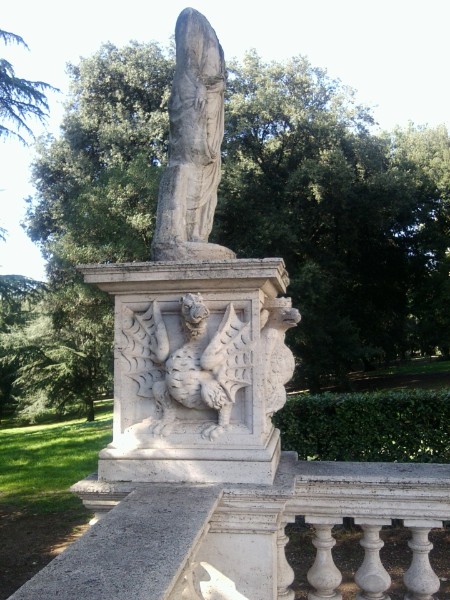 Das Wappen des päpstlichen Borghese-Clans: Adler und BASILISK. Womit wir wieder beim Wappentier von BASEL anlangen! In Teil I meines Romans habe ich ausführlich über die dämonische, tödliche, kranke, katastrophale Bedeutung&Mythologie des "Basilisken" seit der Antike in den Tetxtdialogen berichtet. ...